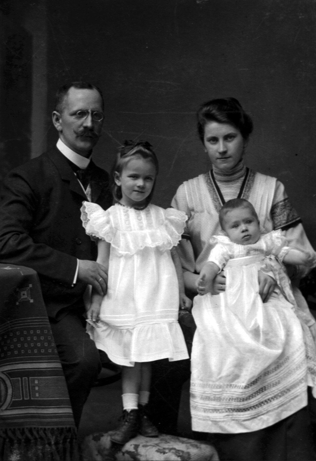 Familienbild um 1910: Eltern mit zwei Kindern