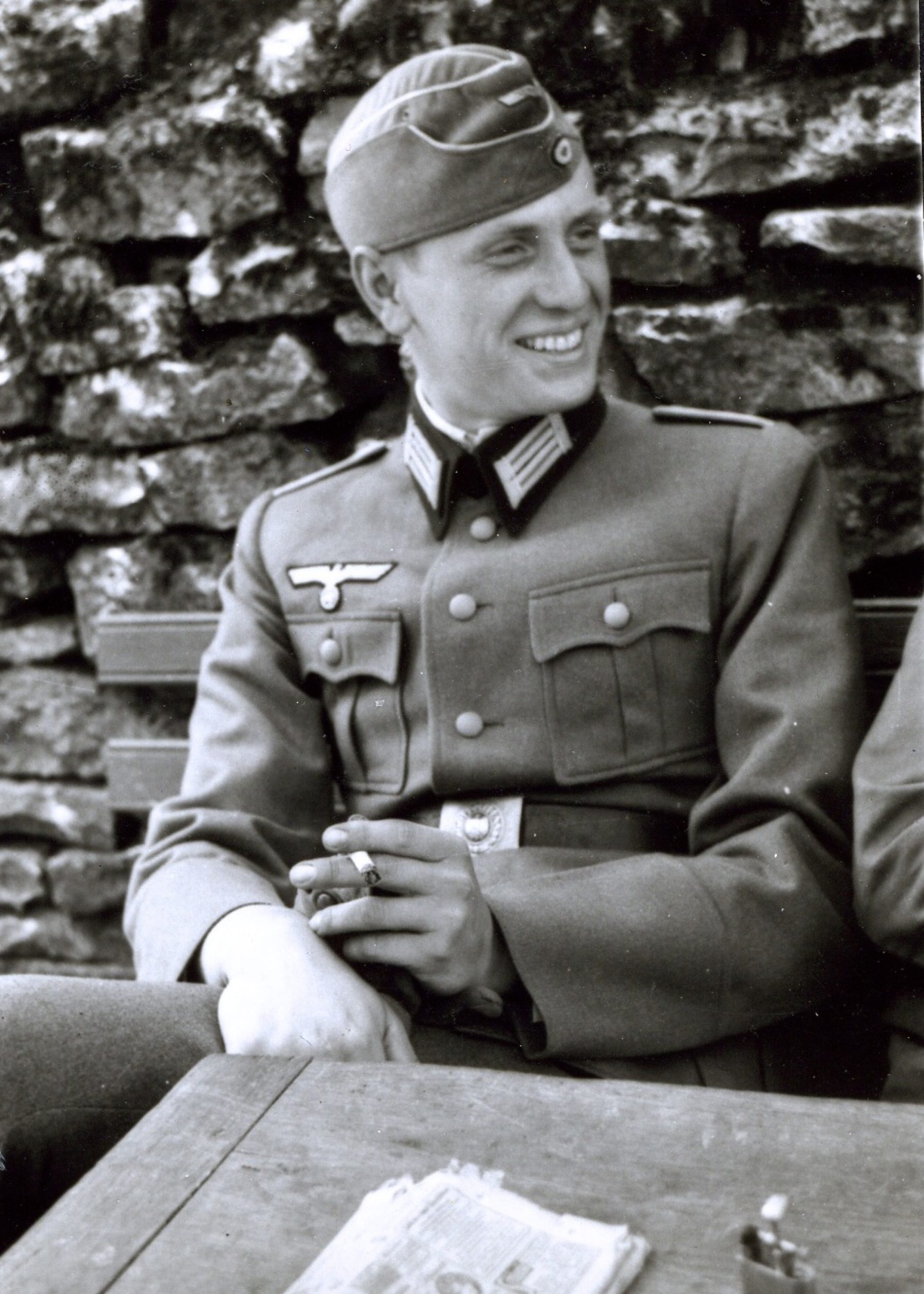 Leopold Sievers in Uniform, sitzend